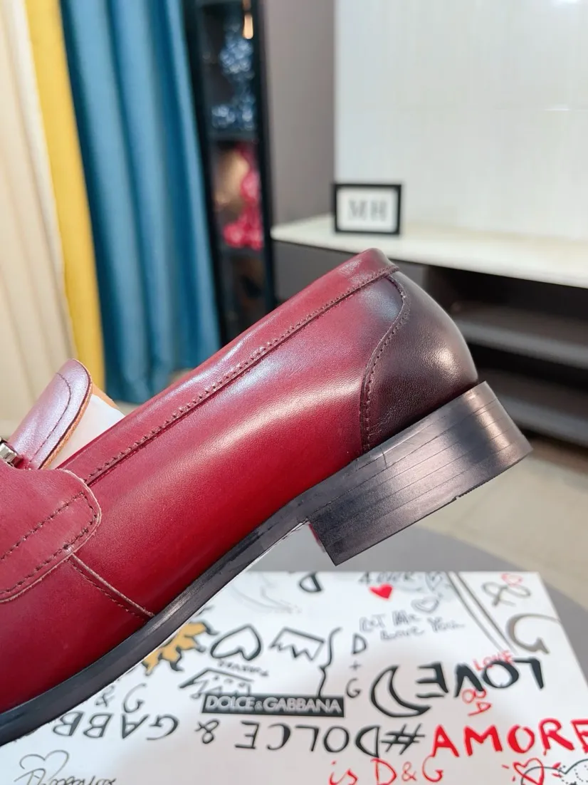 Men's shoes 💰540🌸🌸 [DG Dolce & Gabbana] High-end customized leather shoes. The upper is made of imported calf leather. Original hardware. I believe you will be impressed from the first time you see it. The avant-garde atmosphere can no longer fully interpret its elegance. AAA grade rubber outsole is super comfortable. The original cover last of the counter ensures its original version and quality. The upper is simple and the cowhide lining ensures its comfort and breathability. A pair of truly good shoes has its own unique soul, famous quality, and the first choice for successful people. Regular size 38-44 (45 customized)